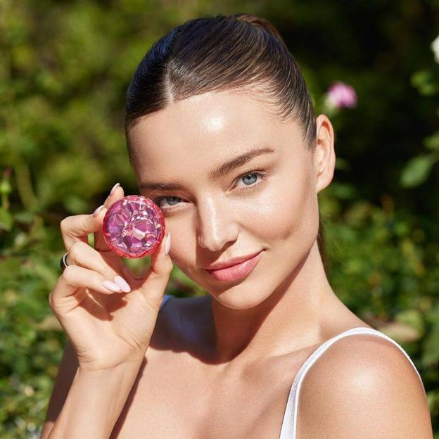 Este contorno de ojos natural super potente con vitamina C iluminará tu mirada y te quitará 10 años de encima