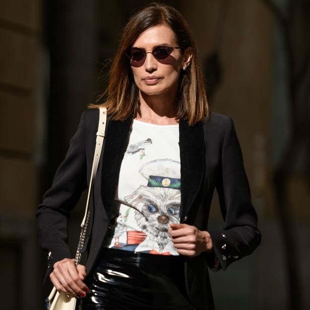Blazer negra con truco, el secreto de Nieves Álvarez para rejuvenecer sus looks de entretiempo y triunfar