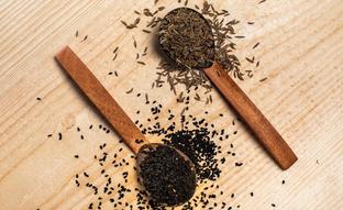 Semillas de nigella (o kalonji), una hierba natural que te sorprenderá por sus cualidades antioxidantes y digestivas