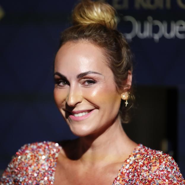 Gabardina y camiseta de rayas, el look low cost con la combinación perfecta para otoño la ha llevado Ana Milán