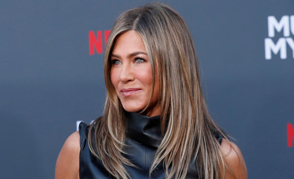 El secreto de Jennifer Aniston para tener una melena joven y con pelazo a los 50 es un spray antiencrespamiento (súper barato)