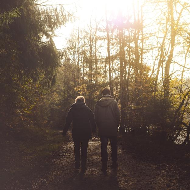 Qué hacer cuando lo pierdes todo a los 50: la historia real de la pareja que hizo la mochila y se puso a caminar