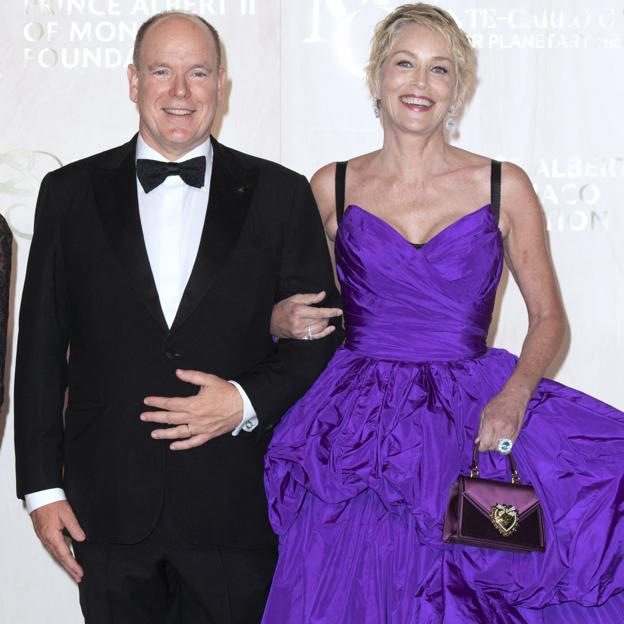 Alberto de Mónaco, muy sonriente del brazo de Sharon Stone en un evento en Monte Carlo.