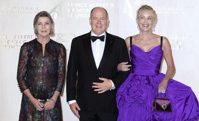 El príncipe Alberto II de Mónaco muy sonriente y del brazo de Sharon Stone en Montecarlo mientras Charlène se lamenta en África por los rumores de divorcio inminentes