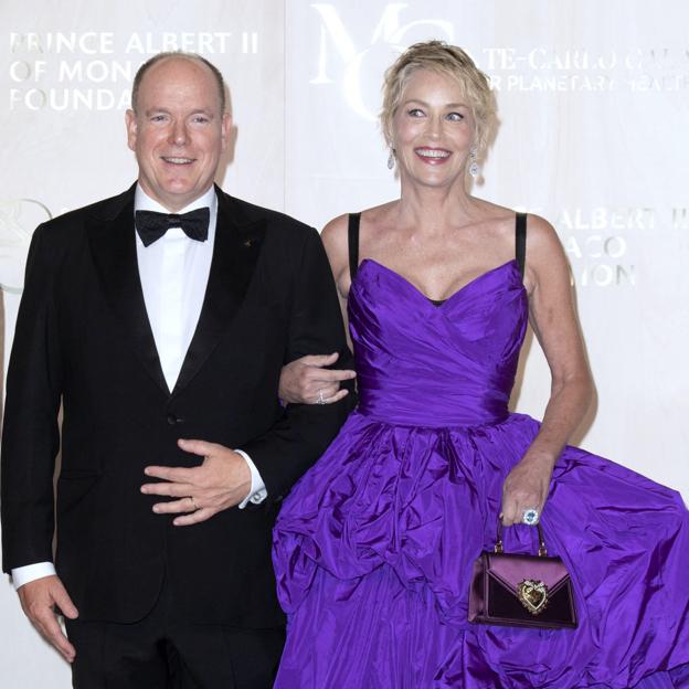 El príncipe Alberto II de Mónaco muy sonriente y del brazo de Sharon Stone en Montecarlo mientras Charlène se lamenta en África por los rumores de divorcio inminentes