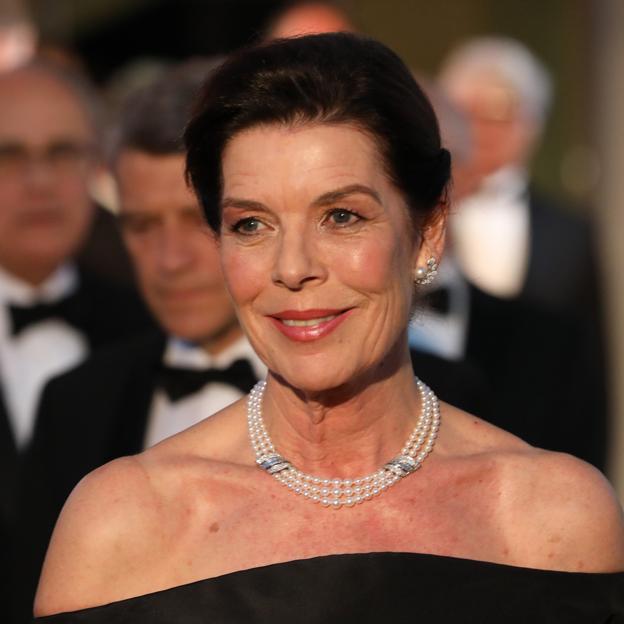 Carolina de Mónaco pasa la tijera y retoca su corte de pelo bob con una versión lisa y con canas que favorece y rejuvenece a partes iguales