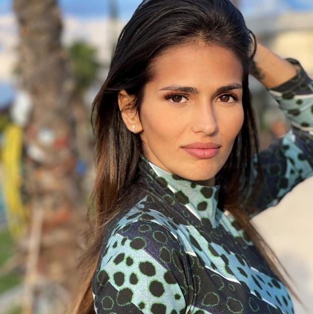 Castaño chocolate, mechas caramelo y flequillo: el nuevo look de Sara Sálamo para dar la bienvenida al otoño