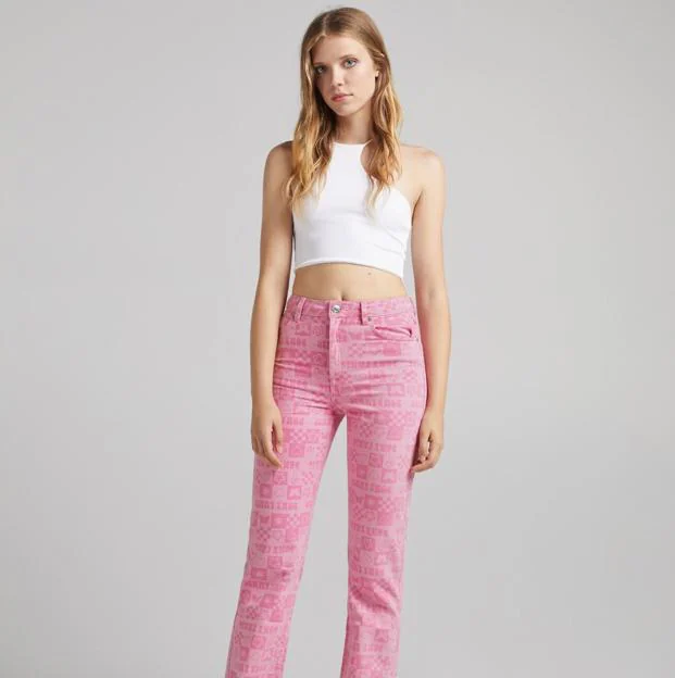 De Zara a Pull&Bear: Los pantalones vaqueros estampados son la tendencia perfecta para subir nivel (y rejuvenecer) tus looks de | Mujer