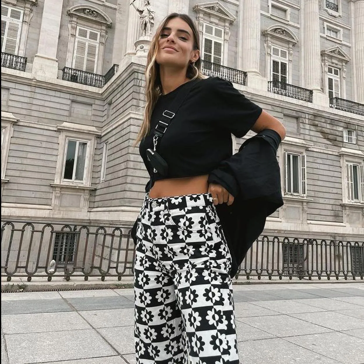 De Zara a Pull&Bear: Los pantalones vaqueros estampados son tendencia perfecta para subir el nivel (y rejuvenecer) tus looks de otoño | Mujer Hoy