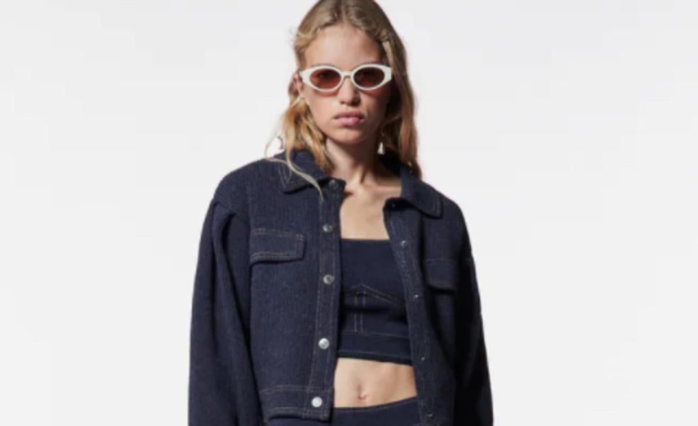 Punto en efecto denim: el conjunto de tres piezas más original y apetecible del momento está en Zara