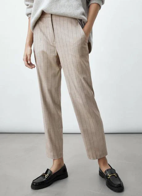 El pantalón raya diplomática es la prenda infalible para looks de oficina (y Massimo Dutti lo tiene en dos colores que combinan con todo) | Mujer Hoy