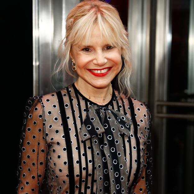 Blusa blanca y falda de flecos, el look 'made in Spain' de Eugenia Martínez de Irujo perfecto para el entretiempo y por su efecto rejuvenecedor