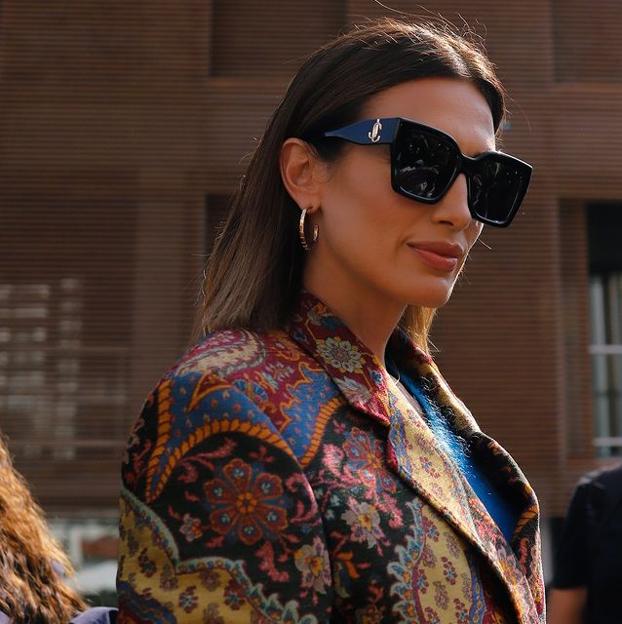 La blazer estampada que triunfa en las redes y que Nieves Álvarez ha llevado con un truco que estiliza y rejuvenece muchísimo