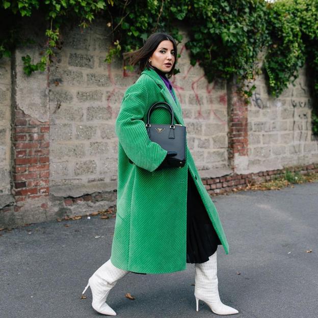 El abrigo verde de tus sueños acaba de a las tiendas y, efectivamente, te hace parecer una reina Mujer