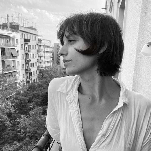 El corte de pelo mini bob al estilo francés de Michelle Jenner es el cambio de look más rejuvenecedor y atrevido del otoño 2021