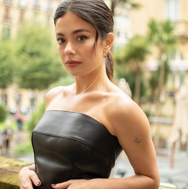 Sombras de ojos chocolate, toque de máscara de pestañas y labios jugosos: el maquillaje natural, rápido y sofisticado que queremos llevar en otoño