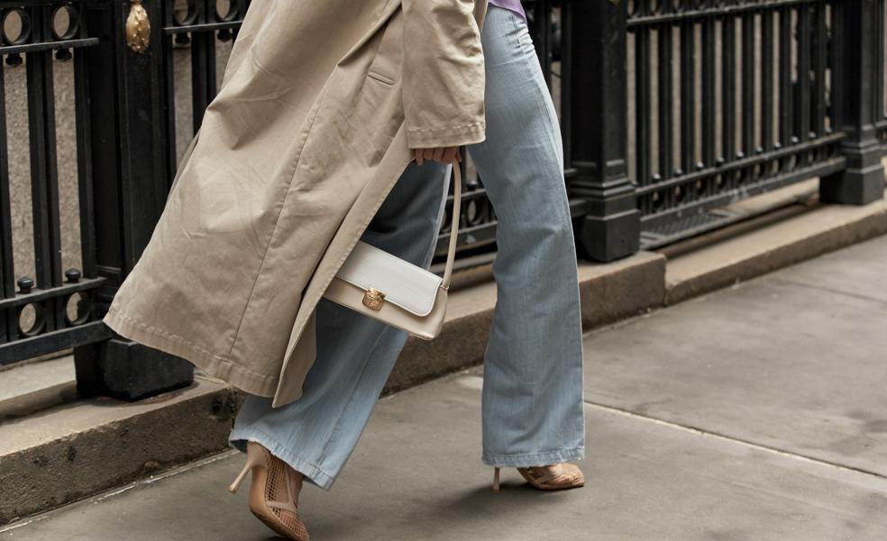 Vaqueros, camiseta de rayas y trench: el look de otoño infalible para cuando no sabes qué ponerte (aprobado por Tamara Falcó)