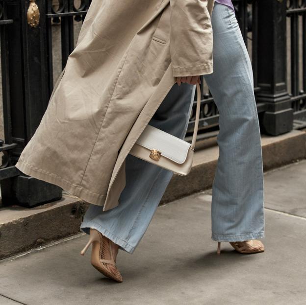 Vaqueros, camiseta de rayas y trench: el look de otoño infalible para cuando no sabes qué ponerte (aprobado por Tamara Falcó)