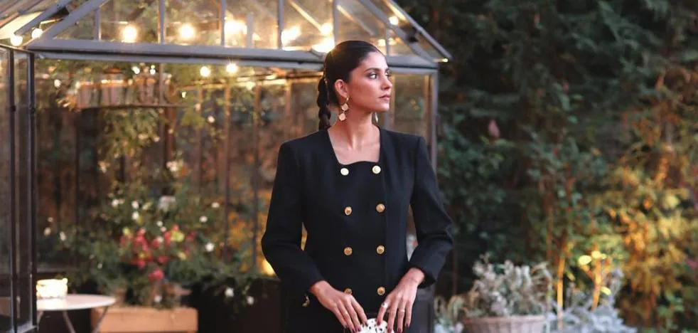blazer negro con botones dorados estiliza un montón, es súper elegante y las influencers han encontrado en ¡Zara! Mujer Hoy