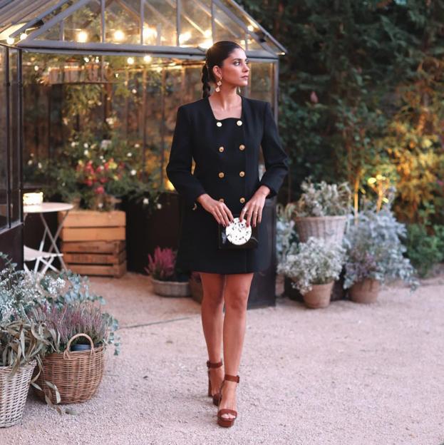 Este vestido blazer negro con botones dorados estiliza un montón, es súper elegante y las influencers lo han encontrado en ¡Zara!
