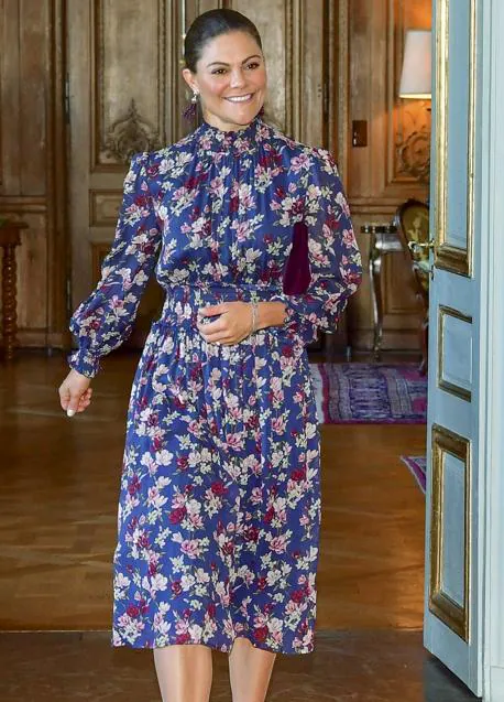 Admitir Canguro barco El vestido midi con estampado de flores, la prenda fetiche de Victoria de  Suecia que mejor sienta y que le vamos a copiar en H&M | Mujer Hoy