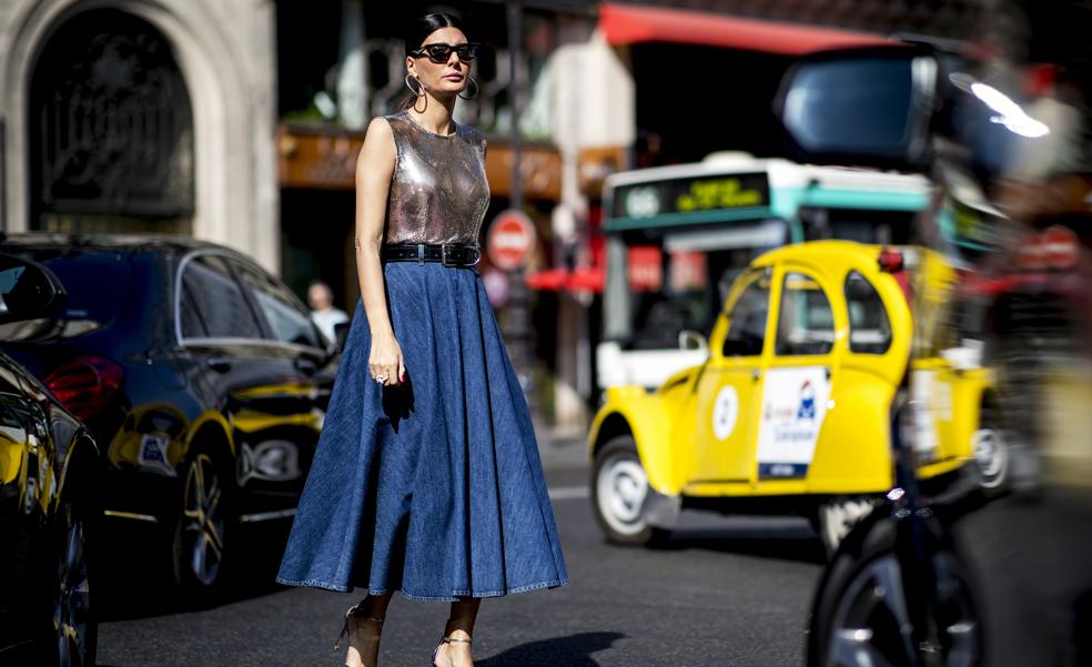 La falda vaquera para tus looks con blusa y botas altas está en Massimo Dutti y viene con el diseño que sienta bien en todas las tallas