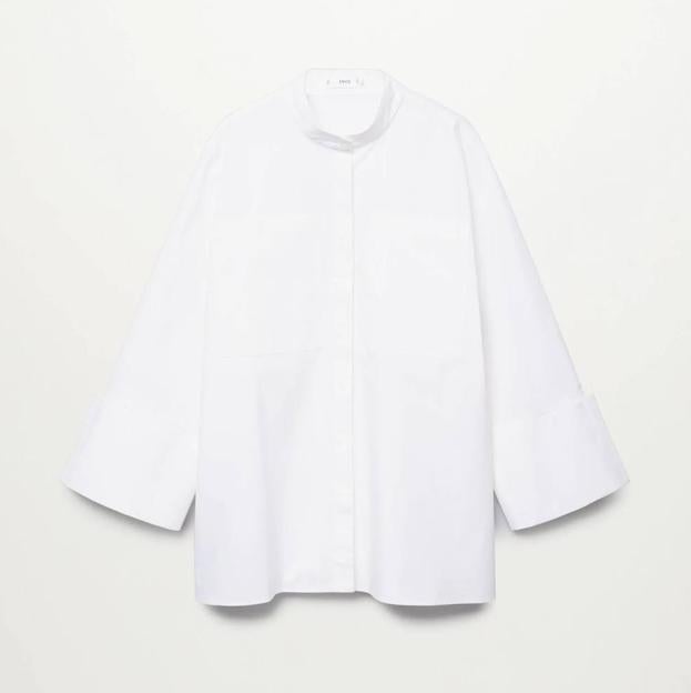 Camisa oversize de algodón blanco con manga acampanada de Mango. 29,99 euros