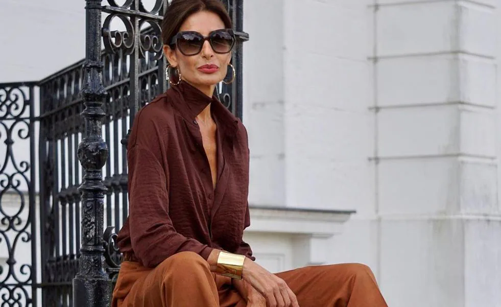La camisa de satén marrón que cuesta menos de 20 euros y rejuvenece a los 50 es el comodín que soluciona todos tus looks de entretiempo