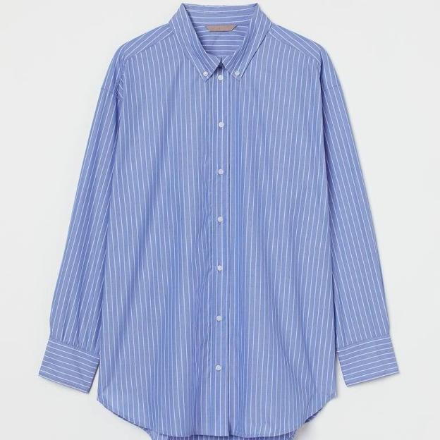 Camisa oversize a rayas en azul y blanco de H&M. 19,99 euros