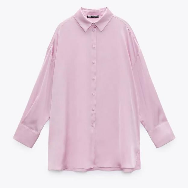 Camisa satinada oversize rosa de Zara. 22,95 euros