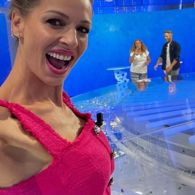 El mono de tweed rosa made in Spain de Eva González que te querrás poner para todo este otoño porque rejuvenece, hace tipazo y tiene efecto buena cara