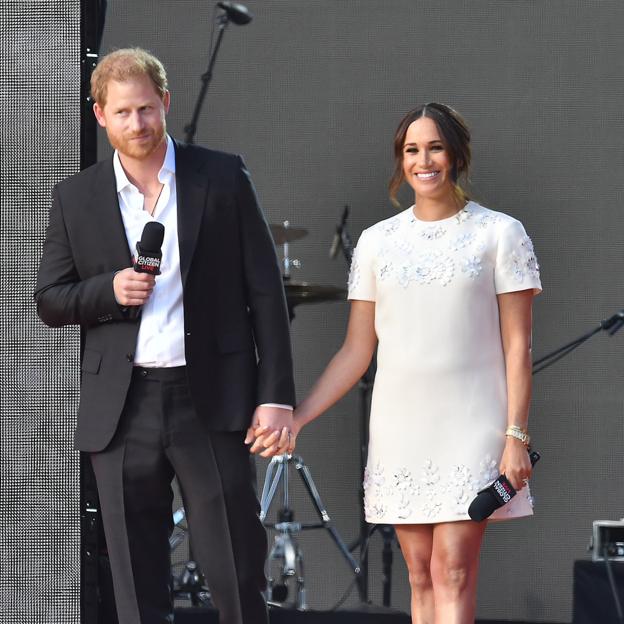 Guiños a Lady Di, power suits y vestidos impresionantes (y carísimos): los mensajes ocultos de los looks de Meghan Markle en su esperada y polémica reaparición