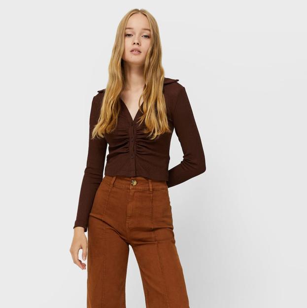 Stradivarius tiene el pantalón de tiro alto que más alarga las piernas y es perfecto para combinar con todo