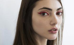 Eyeliner rojo: cómo llevar el maquillaje de ojos rejuvenecedor que (siempre) vuelve con el otoño