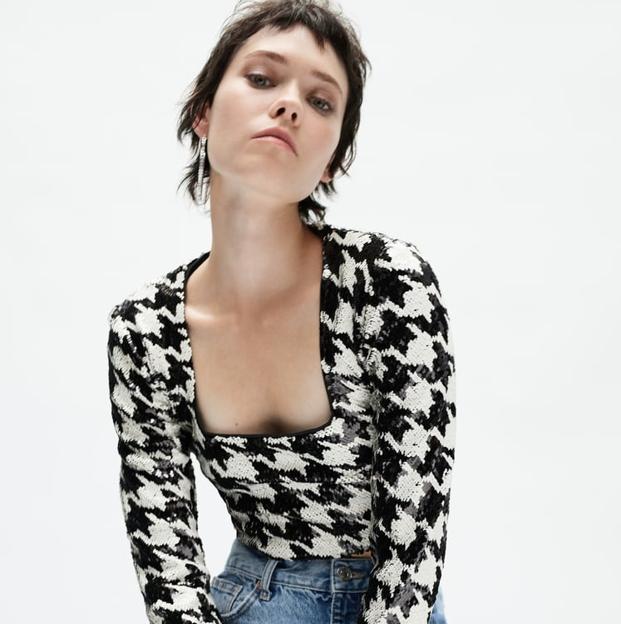 El top de Zara que te demuestra que las lentejuelas se pueden (y se deben) llevar también de día