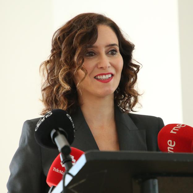 Con un traje de Zara y a lo Carrie Bradshaw: Isabel Díaz Ayuso arrasa en Nueva York con un look low cost y muy favorecedor