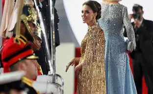 Kate Middleton reaparece con el look de alfombra roja más espectacular que le hemos visto nunca: ¿se ha vestido de estrella de Hollywood la Duquesa de Cambridge para hacer la competencia a Meghan Markle?