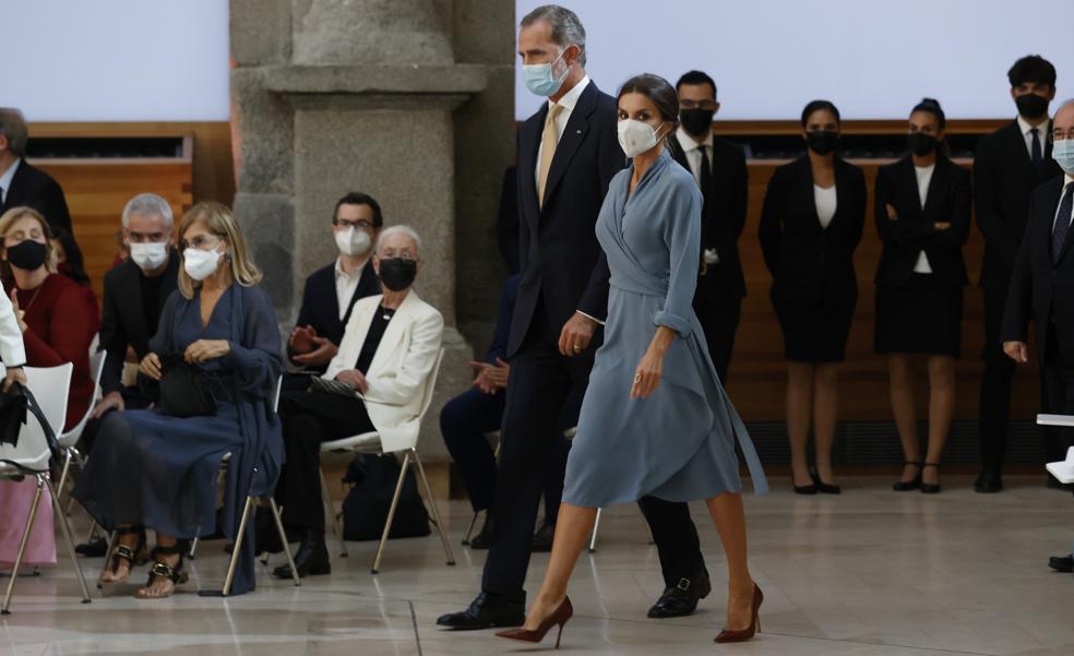 Hemos encontrado el vestido made in Spain más favorecedor del otoño: rejuvenece y tiene un truco que 'adelgaza' (y este look de la Reina Letizia lo confirma)