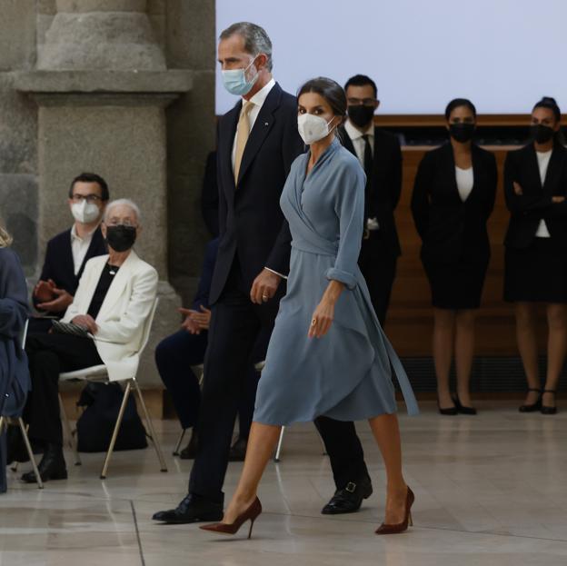 Hemos encontrado el vestido made in Spain más favorecedor del otoño: rejuvenece y tiene un truco que 'adelgaza' (y este look de la Reina Letizia lo confirma)