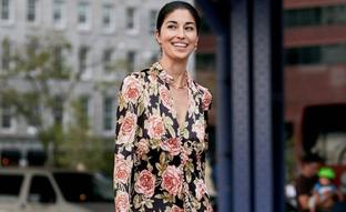 Vestido evasé de flores y botas altas: el look de inspiración años 60 con el que vas a triunfar este otoño