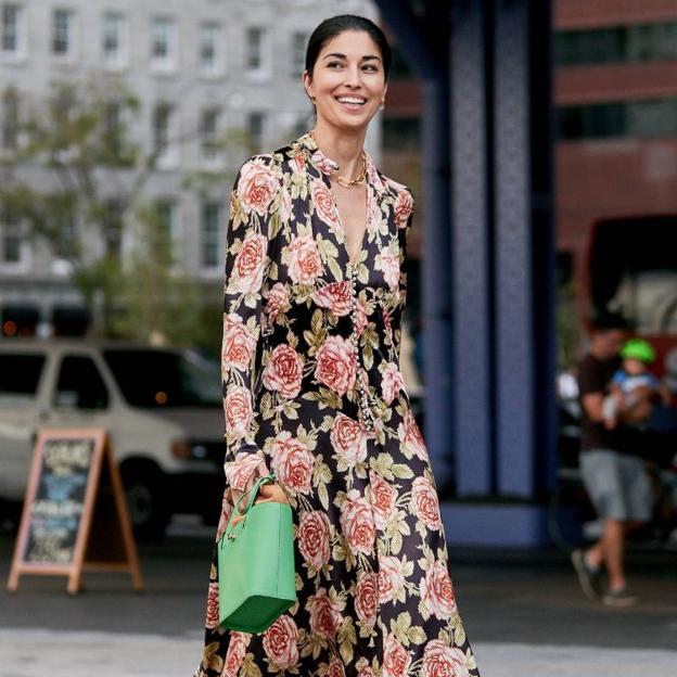 Vestido evasé de flores y botas altas: el look de inspiración años 60 con el que vas a triunfar este otoño