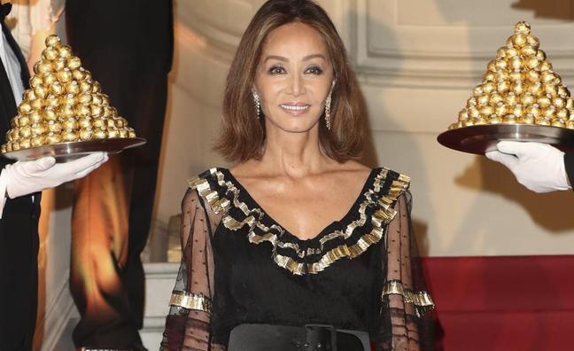 La blusa con truco de Isabel Preysler que da un toque rejuvenecedor y hará que tus looks sean mucho más elegantes