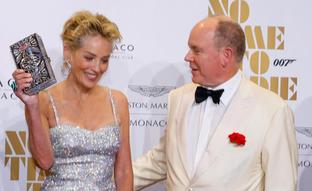 El príncipe Alberto sustituye a la princesa Charlène (y a Carolina de Mónaco) por Sharon Stone... Y no es la primera vez