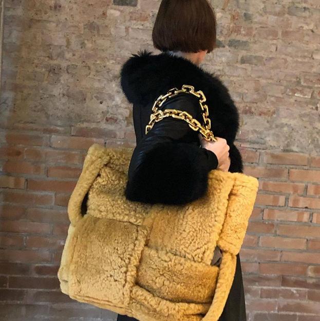 Olvídate de los acolchados, los bolsos más bonitos y cómodos de la temporada son de pelo y borreguillo