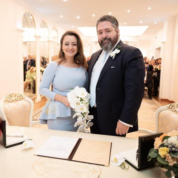 El Gran Duque de Rusia, Jorge Romanov, y su mujer Rebecca Bettarini en su boda civil en Moscú. 