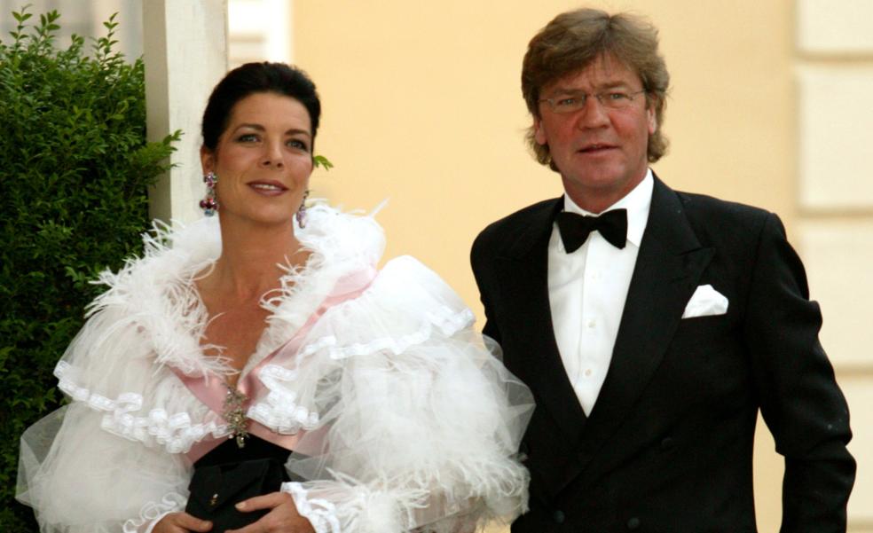 Ernesto de Hannover tiene nueva novia española, según los medios alemanes porque les han visto juntos en una terraza de Madrid: ¿pedirá Carolina de Mónaco el divorcio?