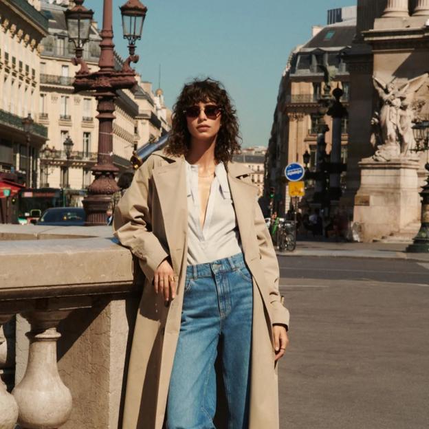 Hemos encontrado la trench de cuero que no para de agotarse porque es preciosa y rejuvenece