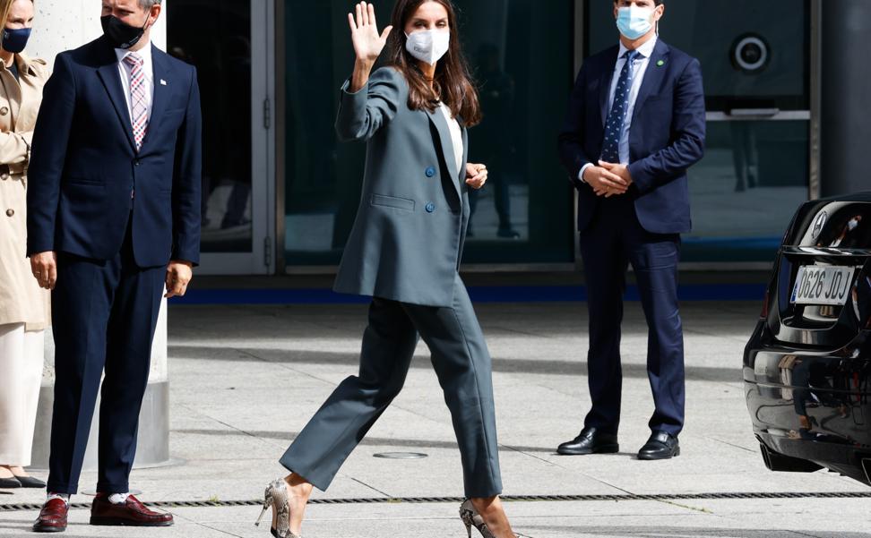 El truco de la Reina Letizia para que estos zapatos de tacón sean más cómodos (y su traje de chaqueta muy favorecedor y made in Spain)