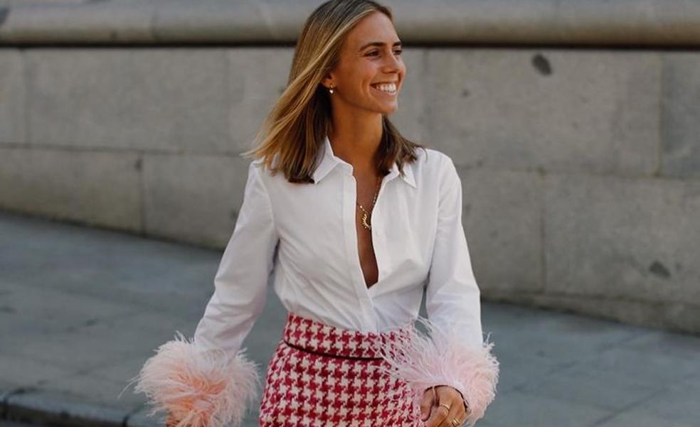 La camisa blanca más buscada de Zara tiene plumas y es tan ponible (y bonita) que podrás llevarla hasta en un look de invitada