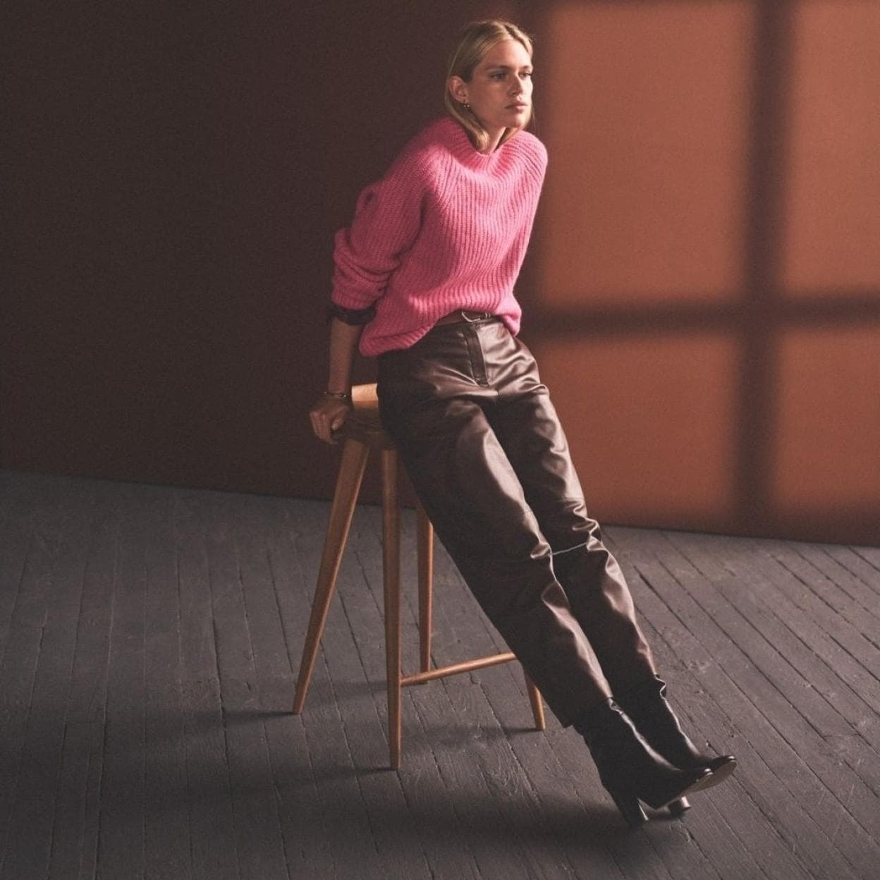 Si no sabes con qué combinar tus pantalones marrones, no te pierdas los dos jerséis de Massimo Dutti que son puro otoño